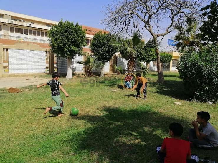 أطفال يستمتعون بلعب الكرة في شم النسيم