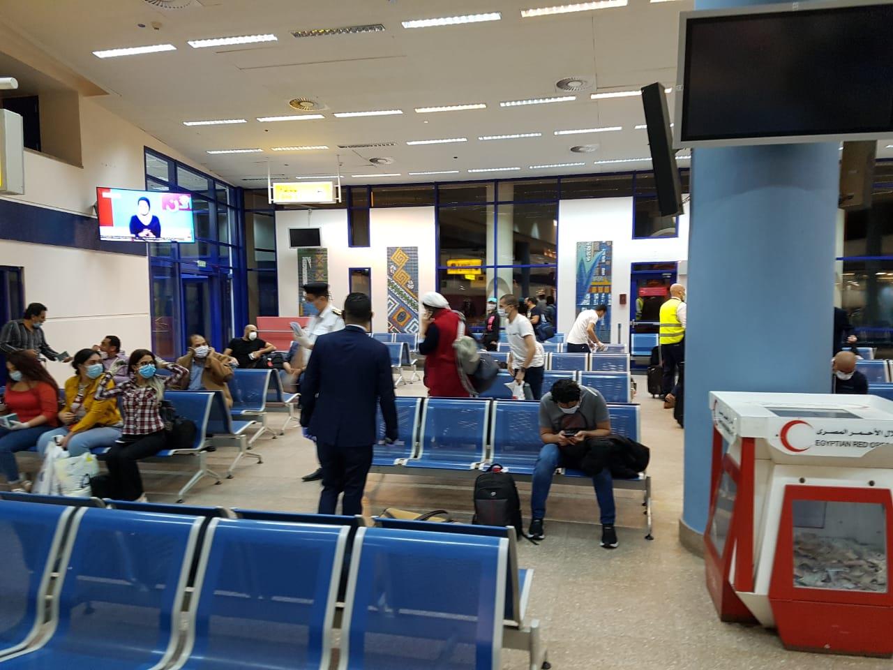 وصول رحلة لمصريين عالقين بالبحرين لمطار مرسى علم