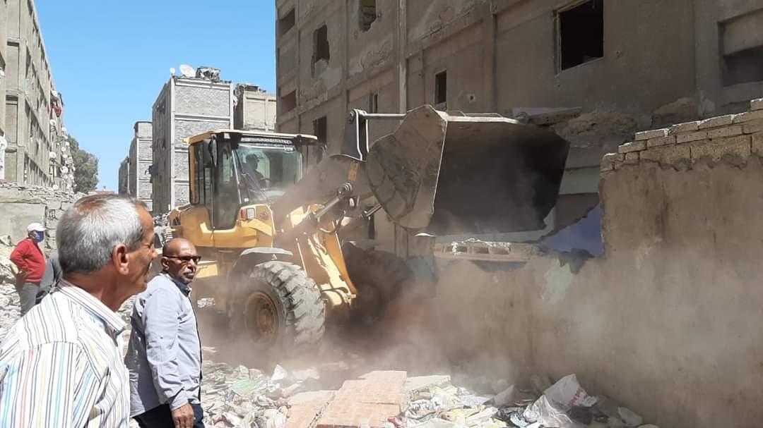 هدم وإزالة 5 مباني مخالفة في بورسعيد