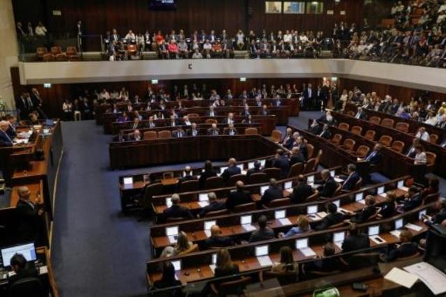 عضو متطرف بالكنيست يشهر سلاحه في وجه فلسطينيين خلال عملهما في تل أبيب عضو متطرف بالكنيست يشهر سلاحه في وجه فلسطينيين خلال عملهما في تل أبيب