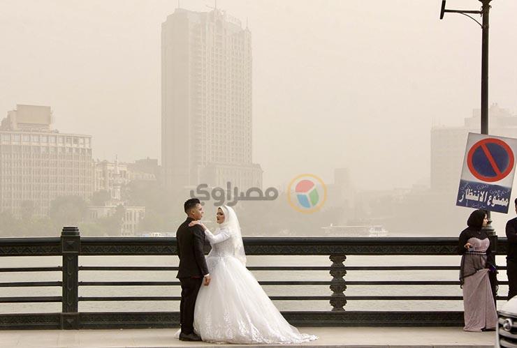 زفاف عروسين وسط العاصفة الرملية 