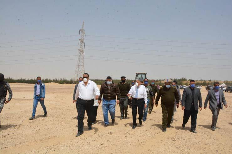 محافظ المنيا يقود حملة لاسترداد ألف فدان على الطريق الصحراوي