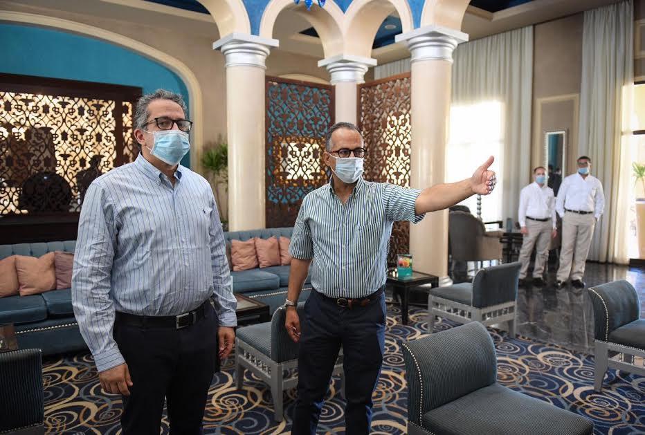 وزير السياحة يتفقد العيادات الطبية بفنادق البحر الأحمر