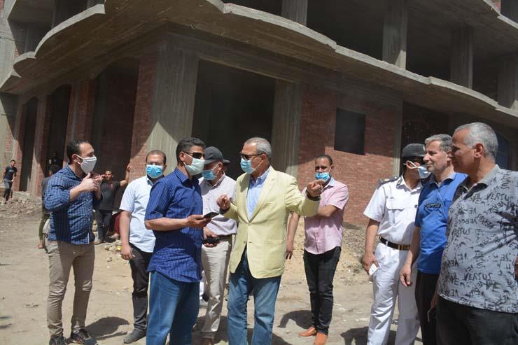 محافظ القليوبية يشهد إزالة مبنى خرساني 