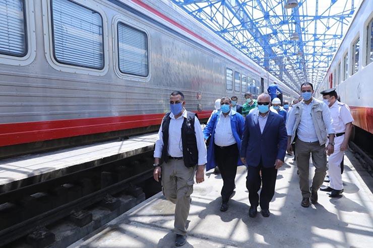 وزير النقل يتفقد ورش فرز السكك الحديدية 