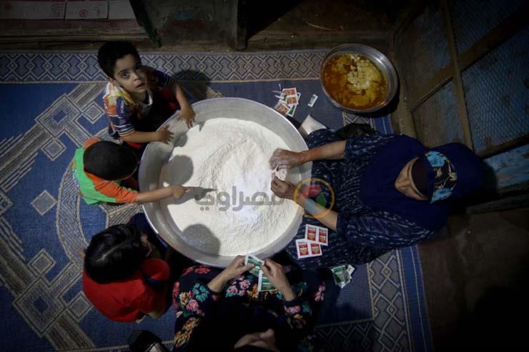 عائلة من قرية بمحافظة الشرقية تعتاد على صناعة الكعك البيتي