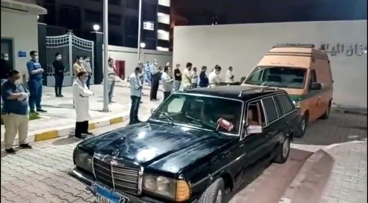 طاقم عزل العجمي يؤدي صلاة الجنازة على الدكتور عمرو عبيد ضحية كورونا 