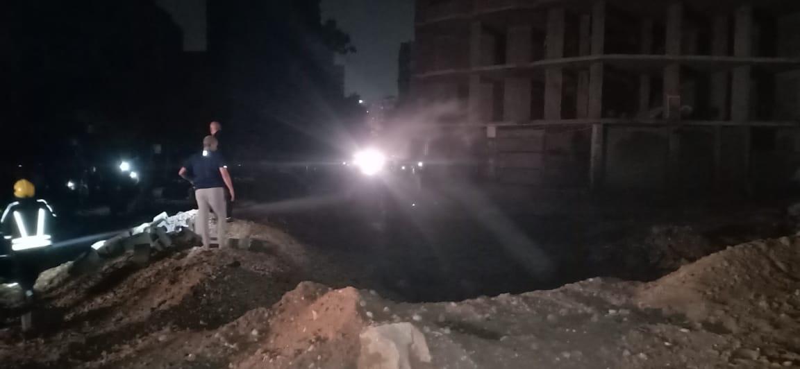 محافظ القاهرة ومدير الأمن يتفقدان موقع انفجار ماسورة غاز بالمطرية