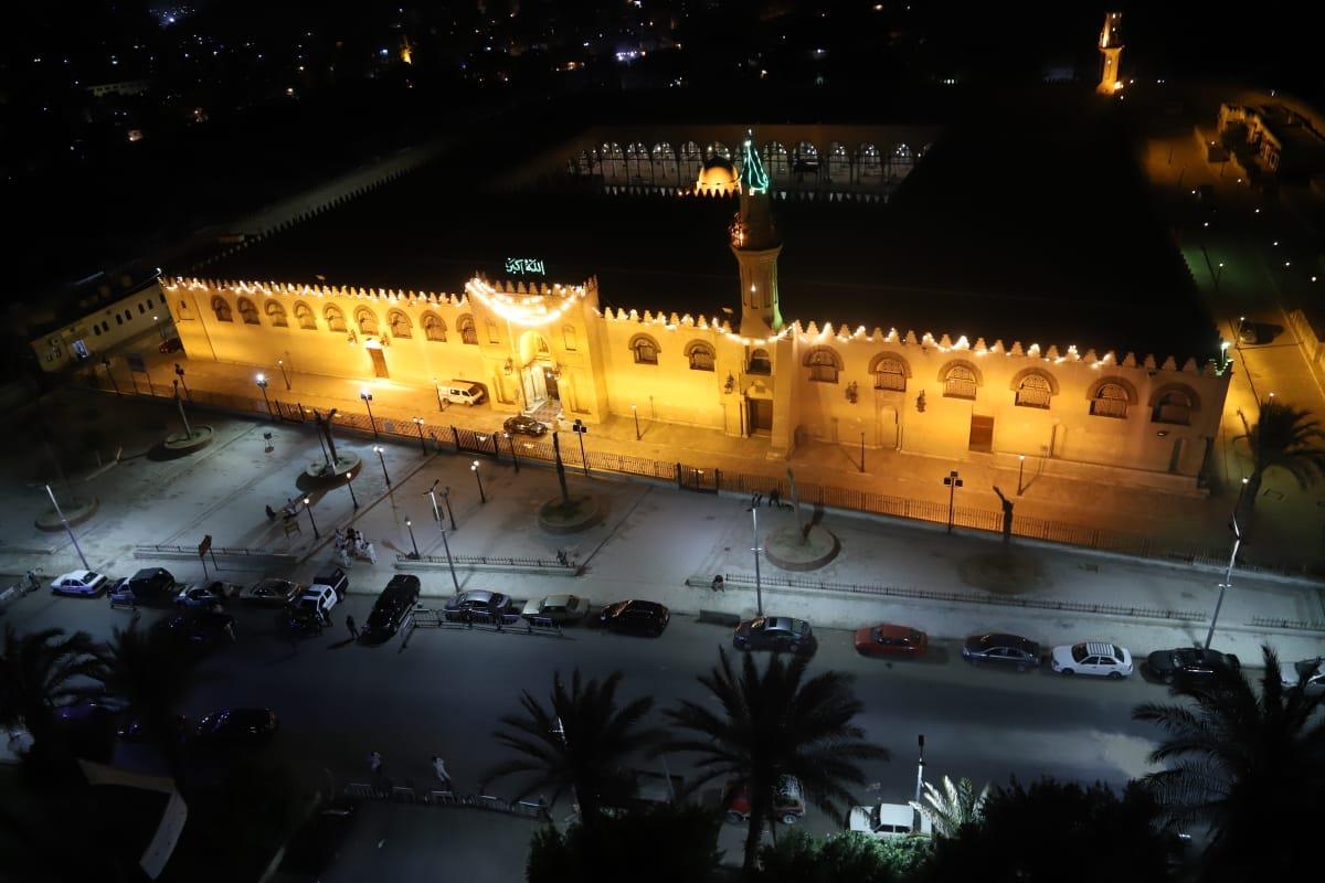محيط مسجد عمرو بن العاص أثناء أول صلاة تراويح