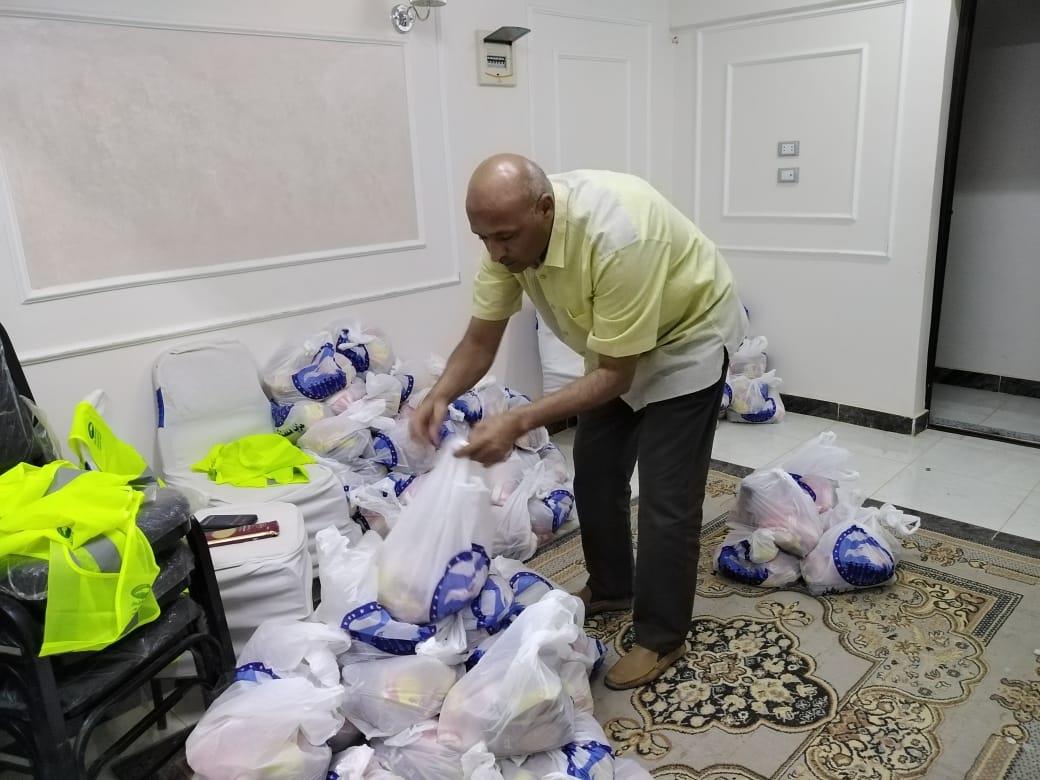 توزيع 750 شنطة مواد غذائية على الأولي بالرعاية وأسر العمالة غير المنتظمة في 5 قرى بمركز الداخلة بالوادي الجديد