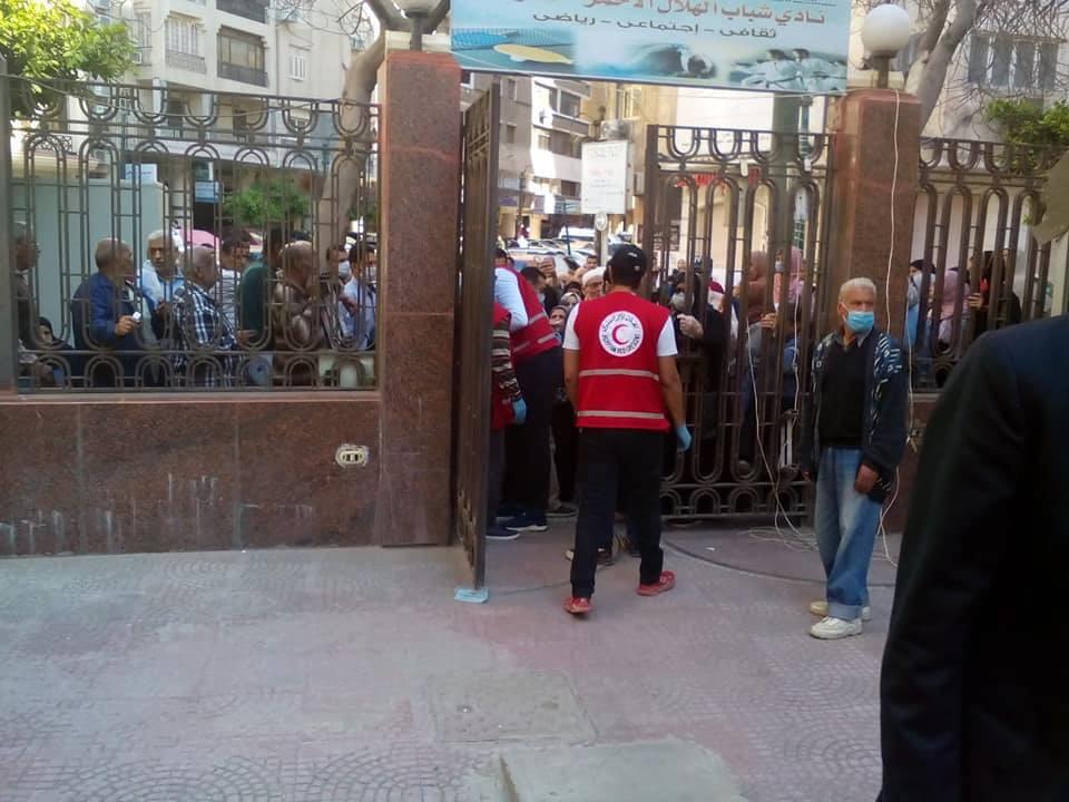 الهلال الأحمر ينظم عملية تسليم بطاقات تكافل وكرامة بالإسكندرية