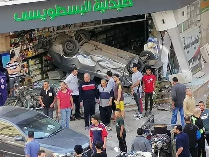 سيارة طائشة تقتحم صيدلية بالمنصورة