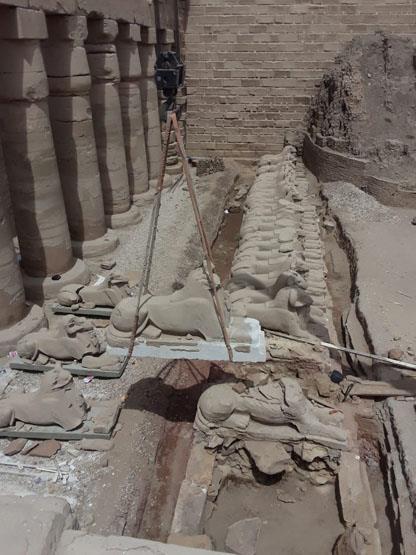 ترميم تماثيل الكباش خلف صرح معبد الكرنك بالأقصر