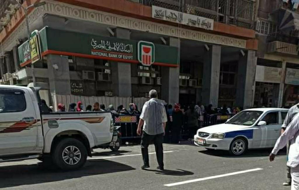  زحام شديد أمام "البنك الأهلي" لصرف المعاشات في بورسعيد