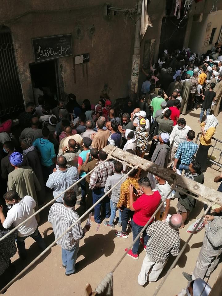  زحام المواطنين أمام سجل مدني أبوقرقاص في المنيا