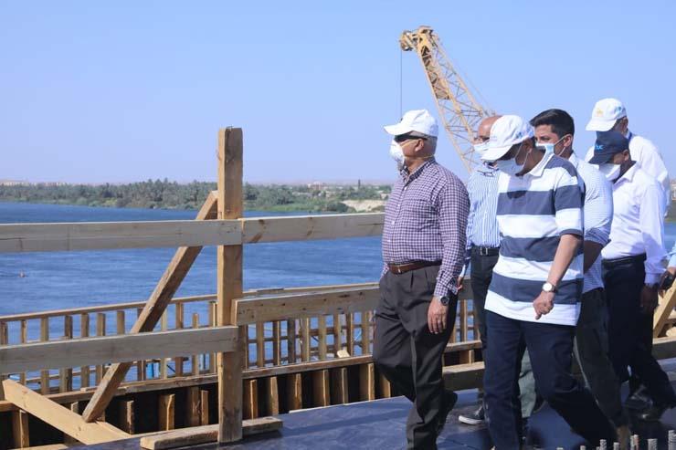 وزير النقل يتابع أعمال تنفيذ 4 محاور على النيل بأسوان وقنا 