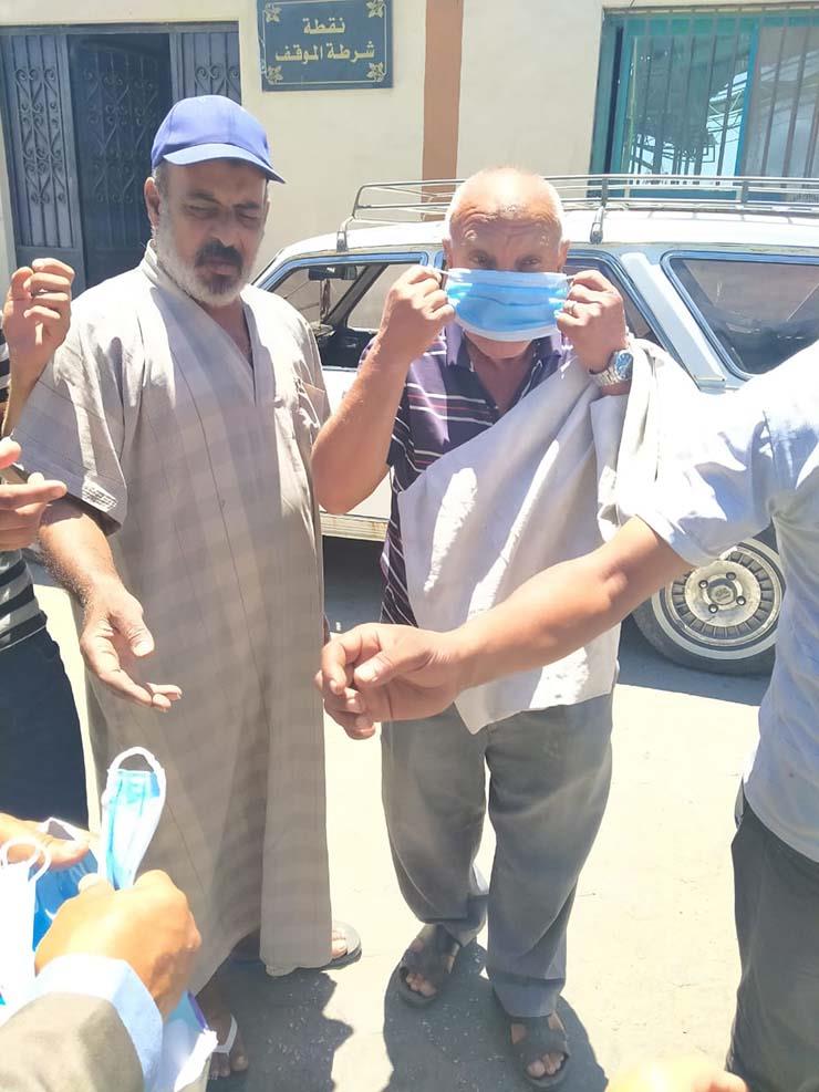 توزيع كمامات في مواقف السيارات والأسواق الشعبية ببورسعيد مجانًا