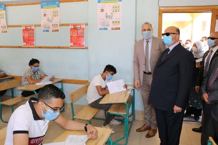 محافظ القاهرة يشهد محاكاة لامتحانات الثانوية