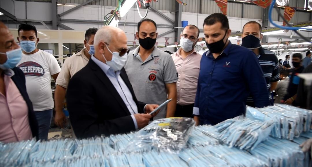محافظ بورسعيد يتفقد مصنعًا لإنتاج الكمامات