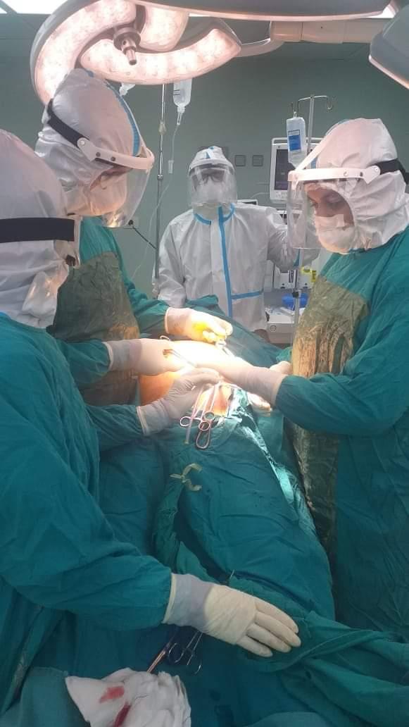 عملية جراحية لمريض سرطان مصاب بكورونا داخل عزل التأمين الصحي بالمنيا