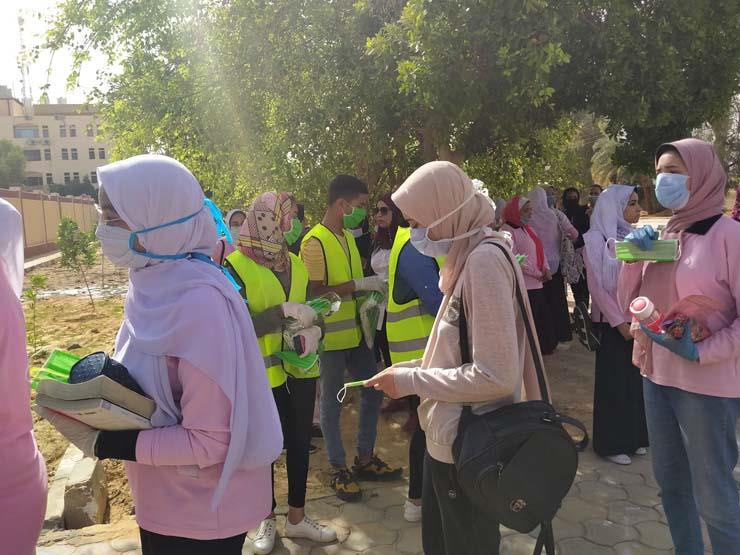 شباب متطوعون يوزعون كمامات ومعقمات مجانية علي طلبة الثانوية العامة بالوادي الجديد