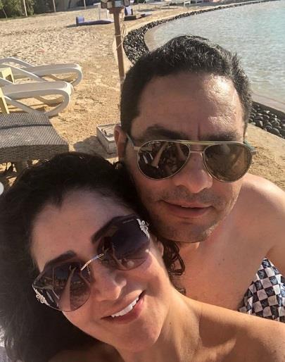 غادة عبدالرازق مع زوجها على الشاطئ (1)