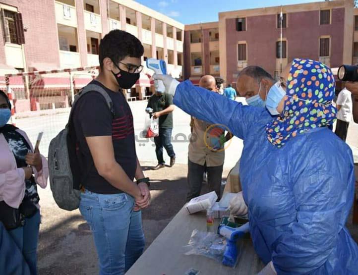 قياس درجة حرارة الطلاب أمام اللجان في بورسعيد