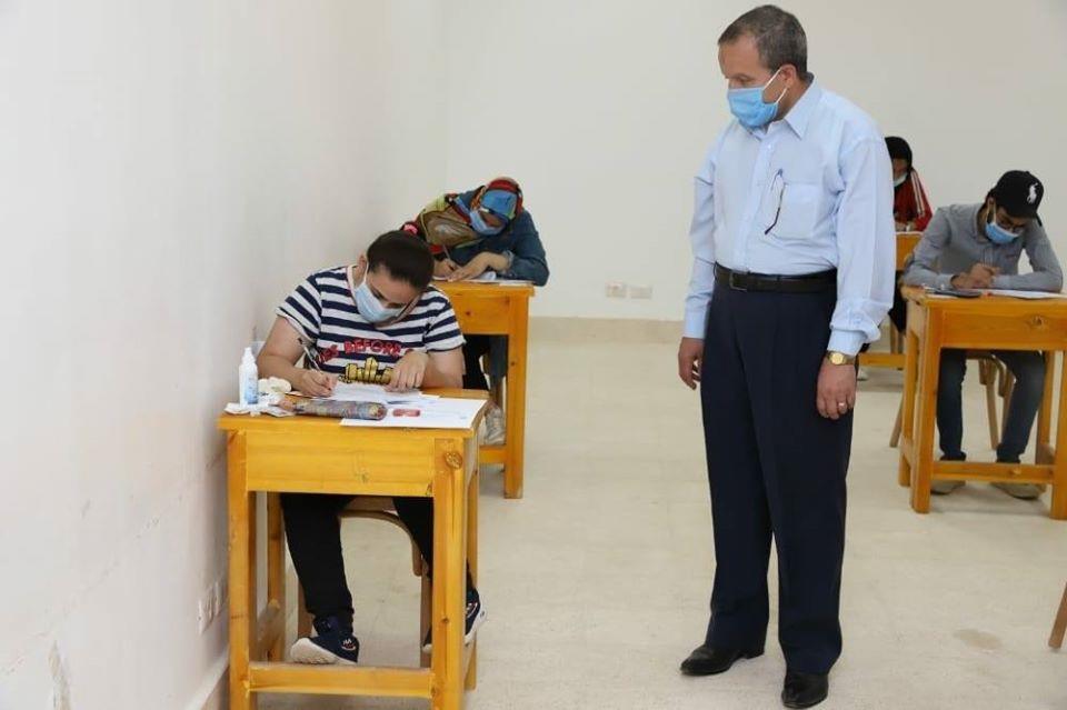 الشرقاوي يتابع الامتحانات داخل اللجان 