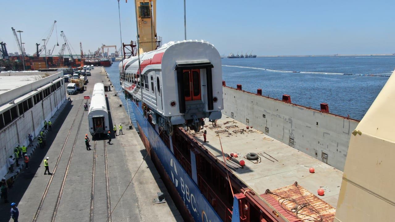 وصول 10 عربات قطارات إلى ميناء الإسكندرية 