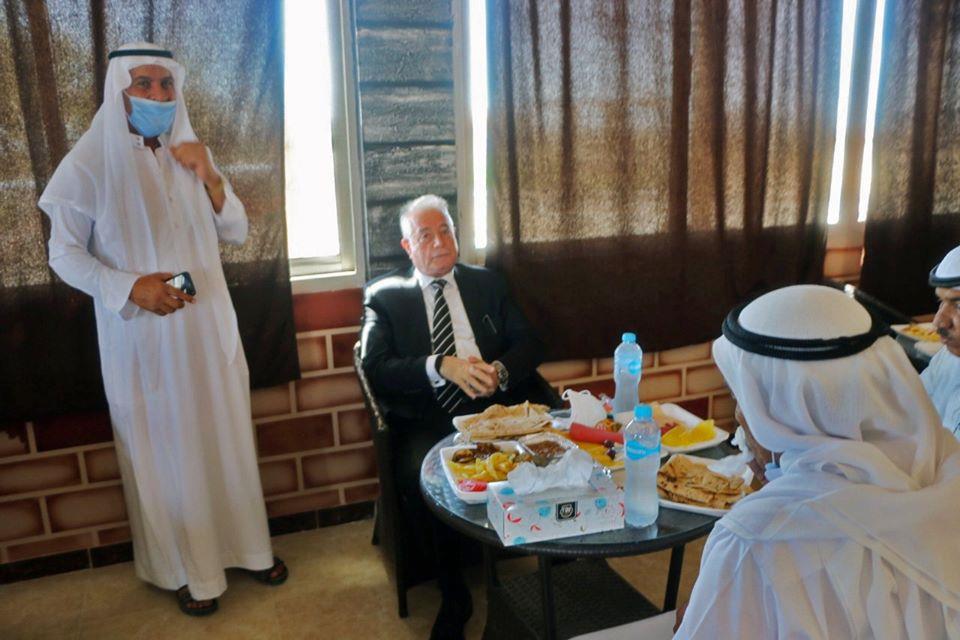 المحافظ يتناول الطعام مع مشايخ البدو