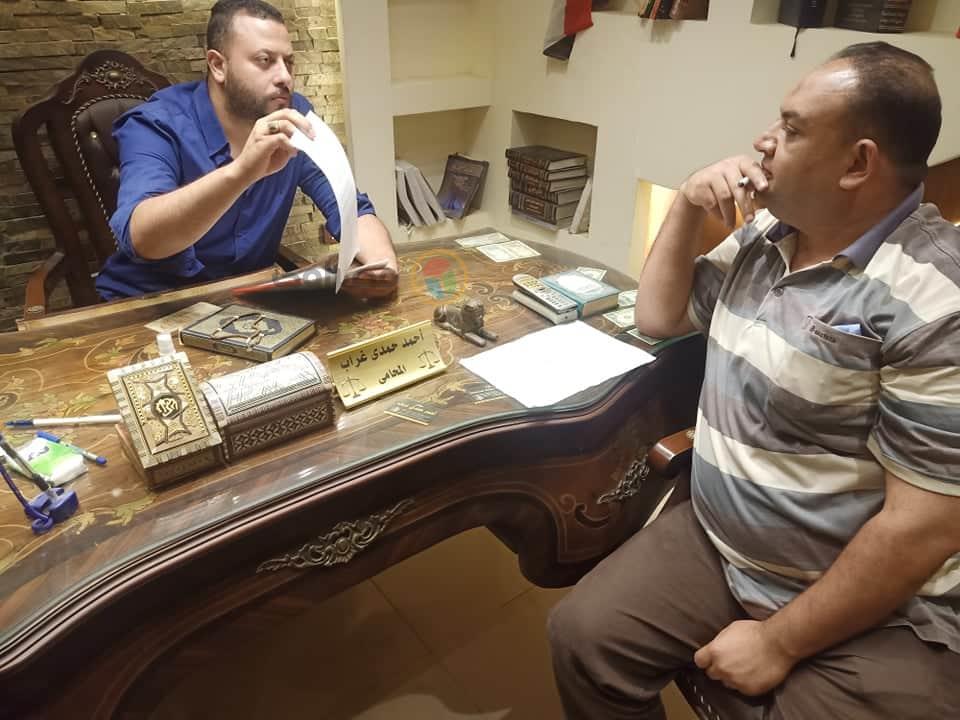 مراسل مصراوي مع نجل الضحية يعرض المستندات