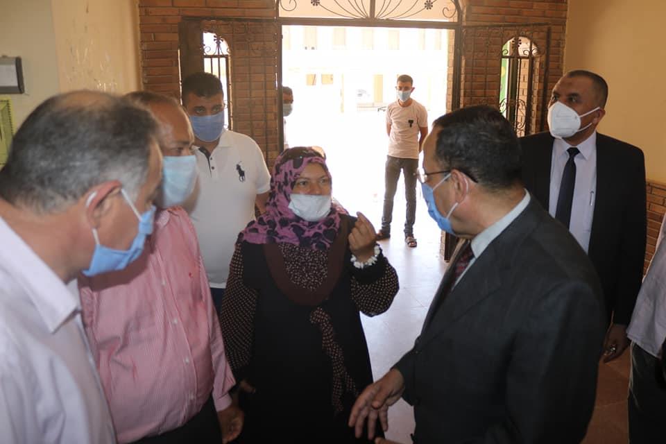 محافظ شمال سيناء يتابع سير العمل في الديوان العام والمصالح الحكومية