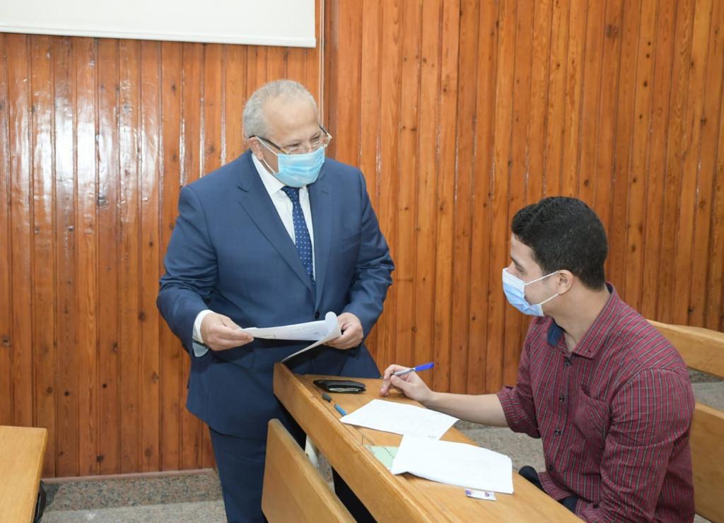 رئيس جامعة القاهرة يتابع امتحانات الفرق النهائية