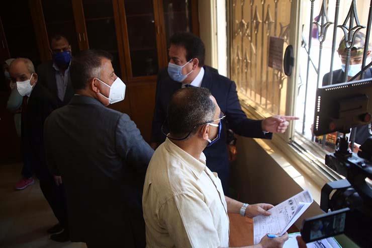 وزير التعليم العالي يتفقد مكتب التنسيق الإلكتروني بعين شمس