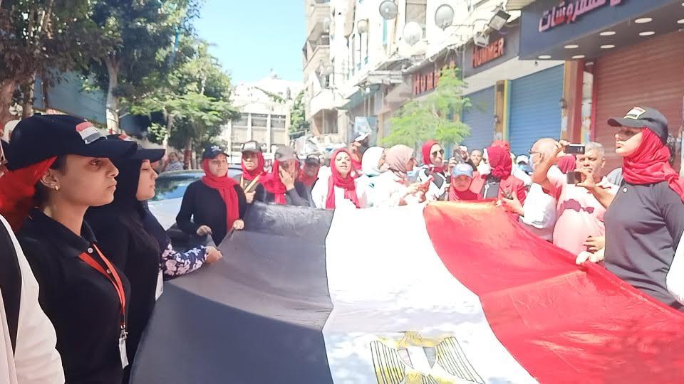 طالبات يرفعن أعلام مصر أمام لجان الانتخابات بالإسكندرية