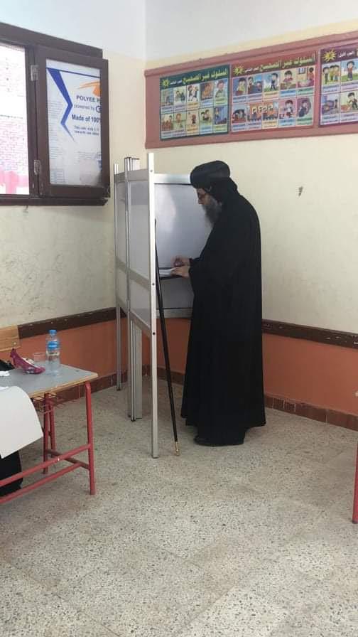 مطران بني سويف يدلي بصوته في انتخابات مجلس الشيوخ