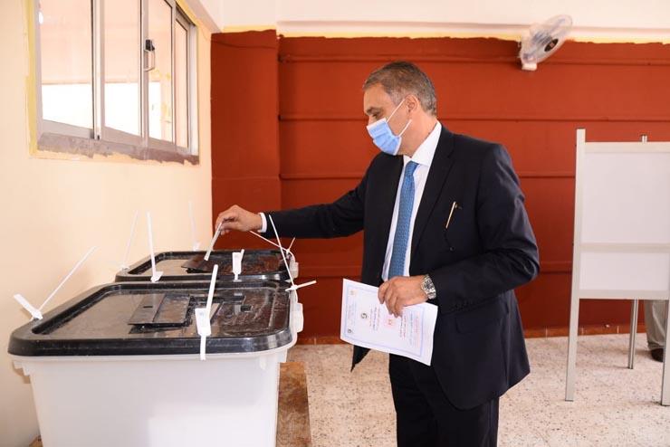 وزير المجالس النيابية يدلي بصوته في انتخابات الشيوخ