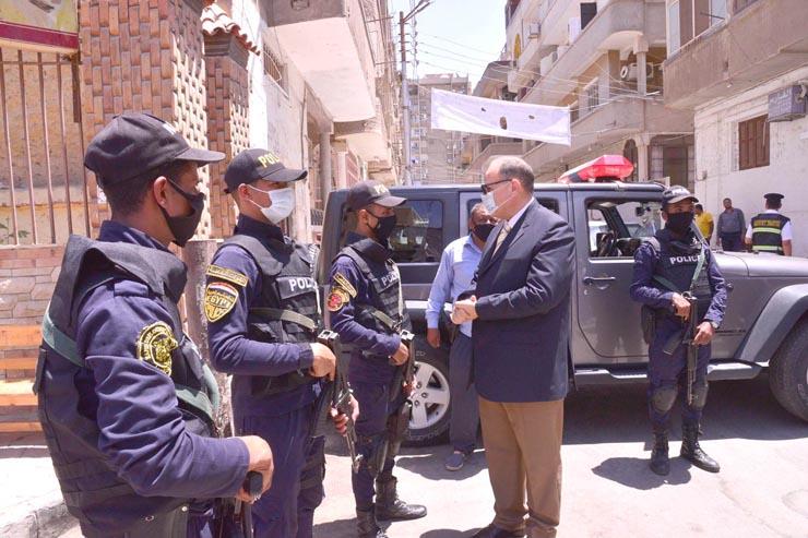 محافظ أسيوط يتفقد التمركزات الأمنية أمام لجان الانتخابات