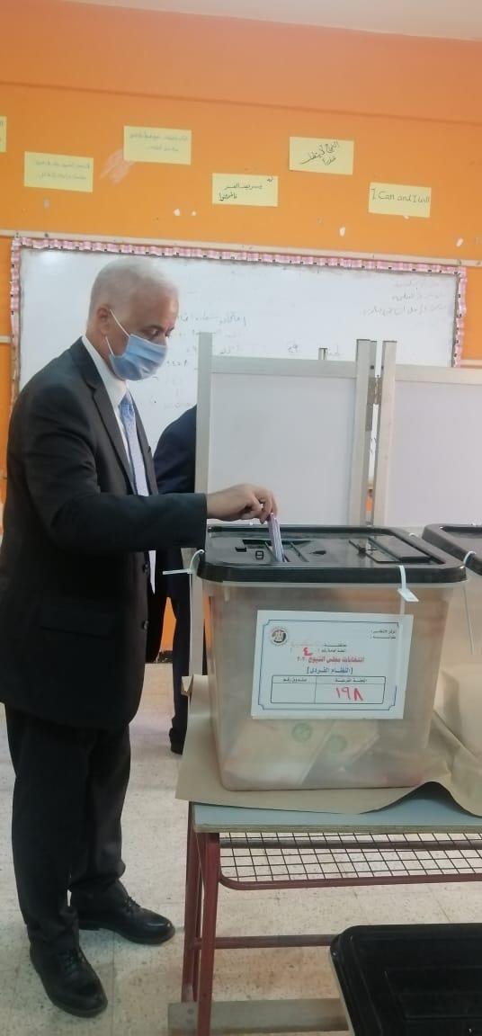 رئيس جامعة الإسكندرية يدلي بصوته في انتخابات الشيوخ
