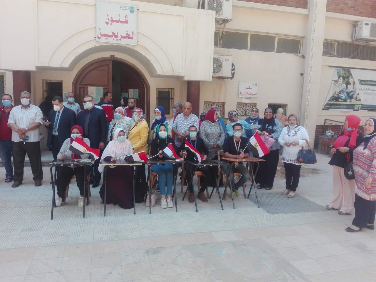 موظفو جامعة الإسكندرية يشاركون في انتخابات الشيوخ