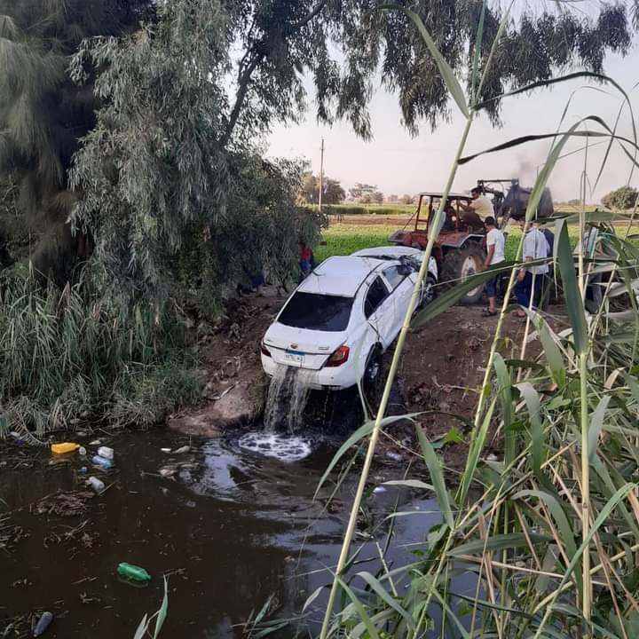 انتشال سيارة سقطت بترعة البراجيل