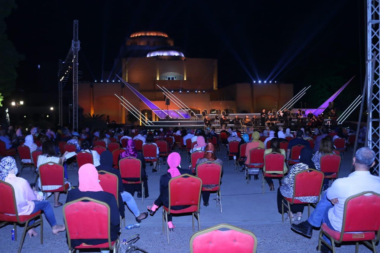 الجمهور في حفل لألحان الموسيقار بليغ حمدي