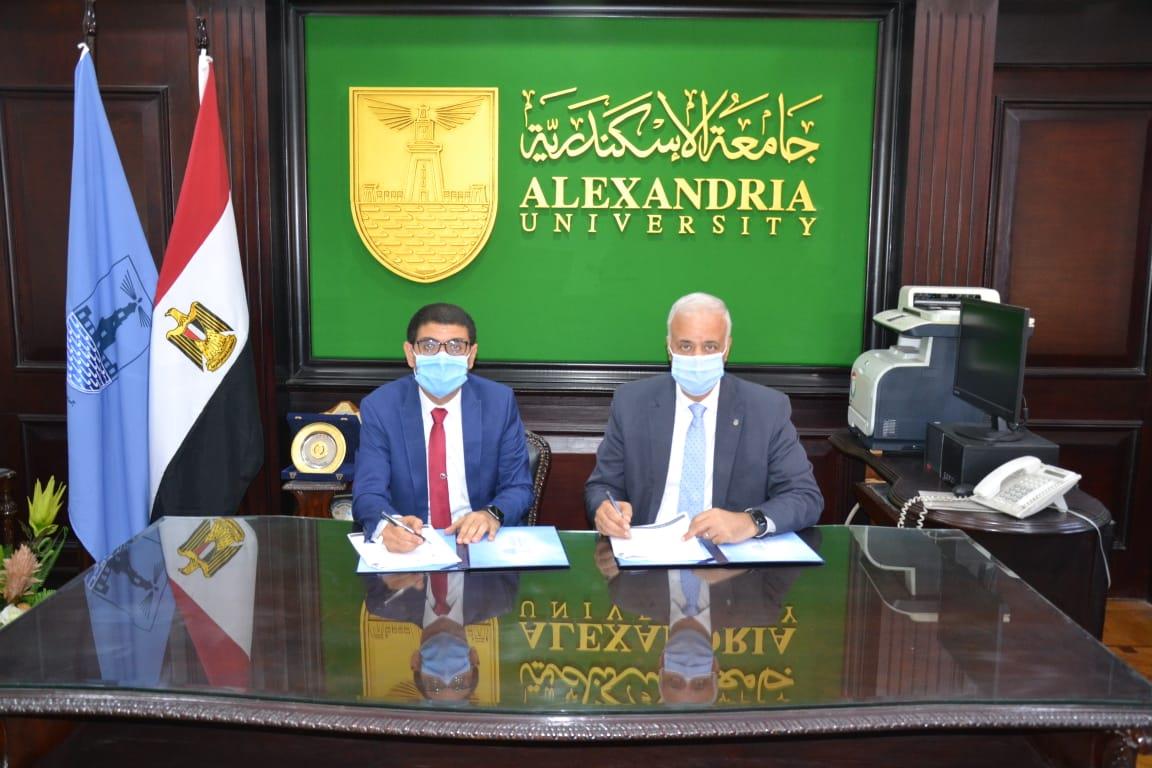 رئيس جامعة الإسكندرية خلال توقيع الاتفاقية 