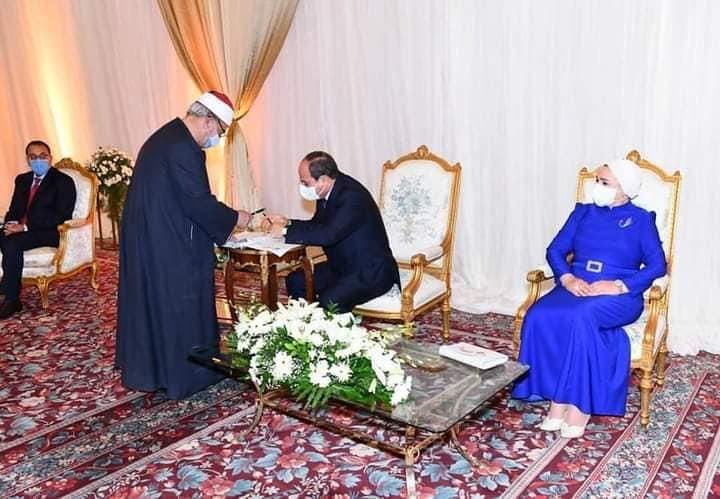 الرئيس السيسي يحضر عقد قران ابنة صديقه الراحل