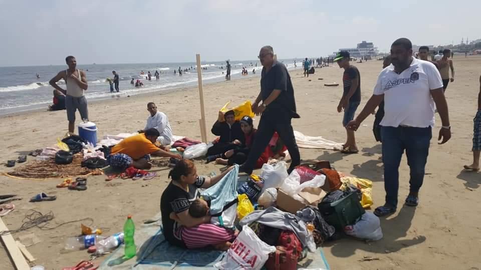 حملة مكثفة لإخلاء شاطئ بورسعيد من مئات المواطنين
