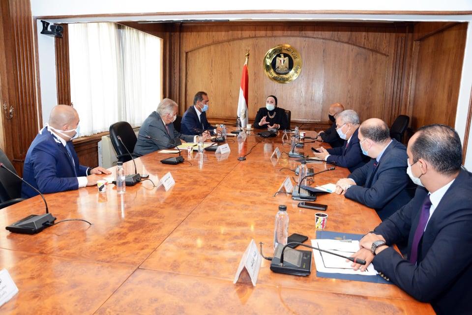 نيفين جامع تبحث مع المجالس التصديرية آليات زيادة الصادرات إلى 100 مليار دولار نيفين جامع تبحث مع المجالس التصديرية آليات زيادة الصادرات إلى 100 مليار دولار