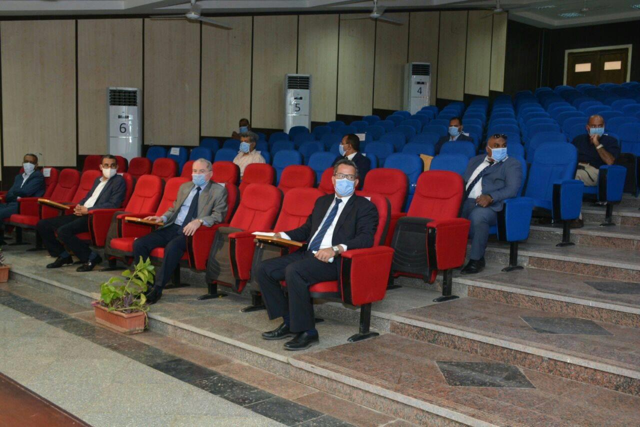 تباعد عمداء الكليات خلال اجتماع مجلس جامعة أسوان