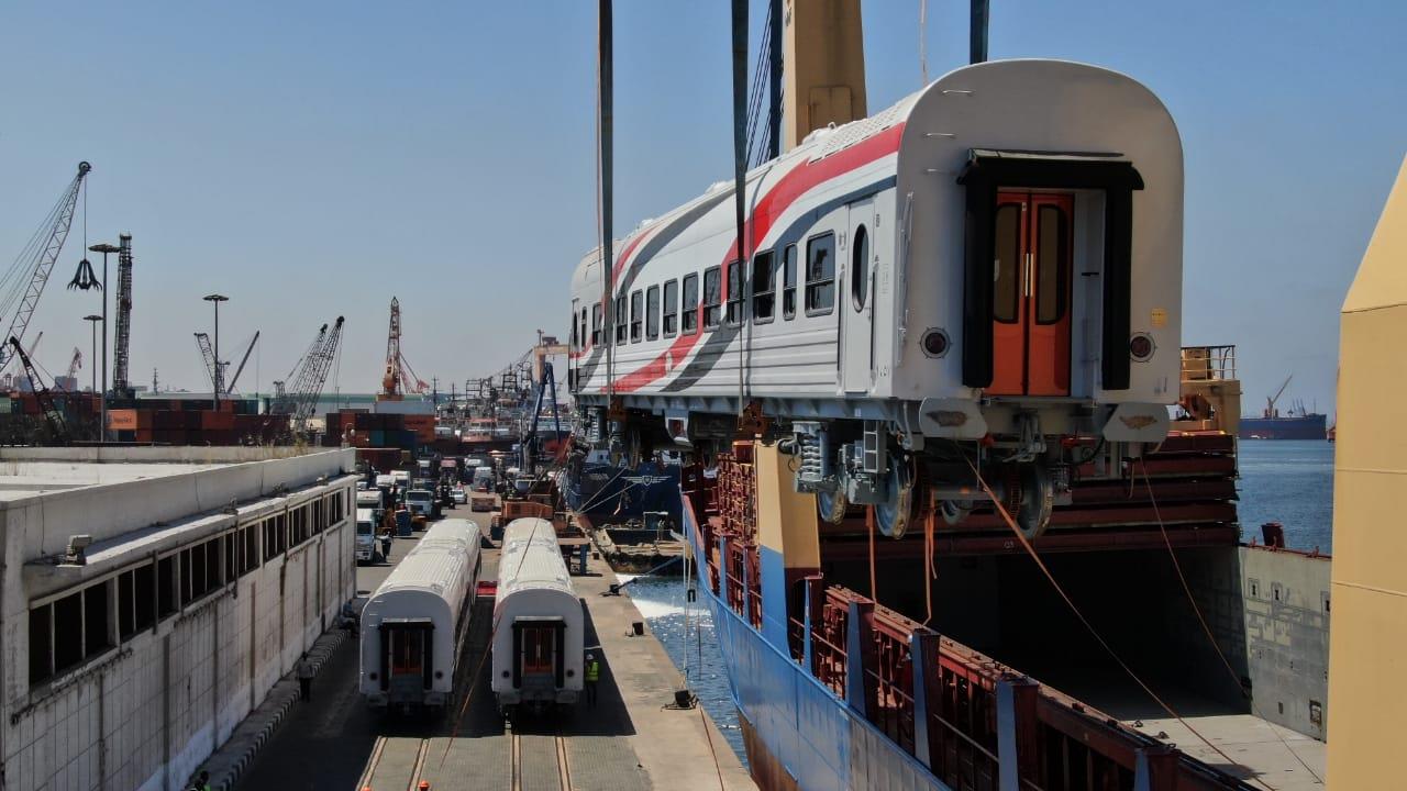 وصول 13 عربة ركاب سكك حديدية جديدة إلى ميناء الإسكندرية