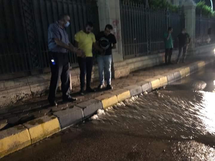 تسريب مياه أمام محيط باب كلية التجارة بجامعة القاهرة 