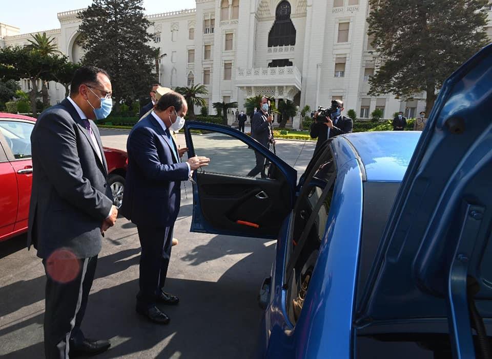 الرئيس السيسي يتفقد نماذج السيارات